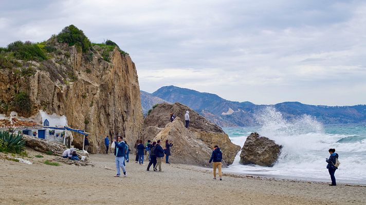Telediario Fin de Semana - Vuelve el tiempo invernal este domingo con varias comunidades con alertas por nieve, lluvias y fenómenos costeros