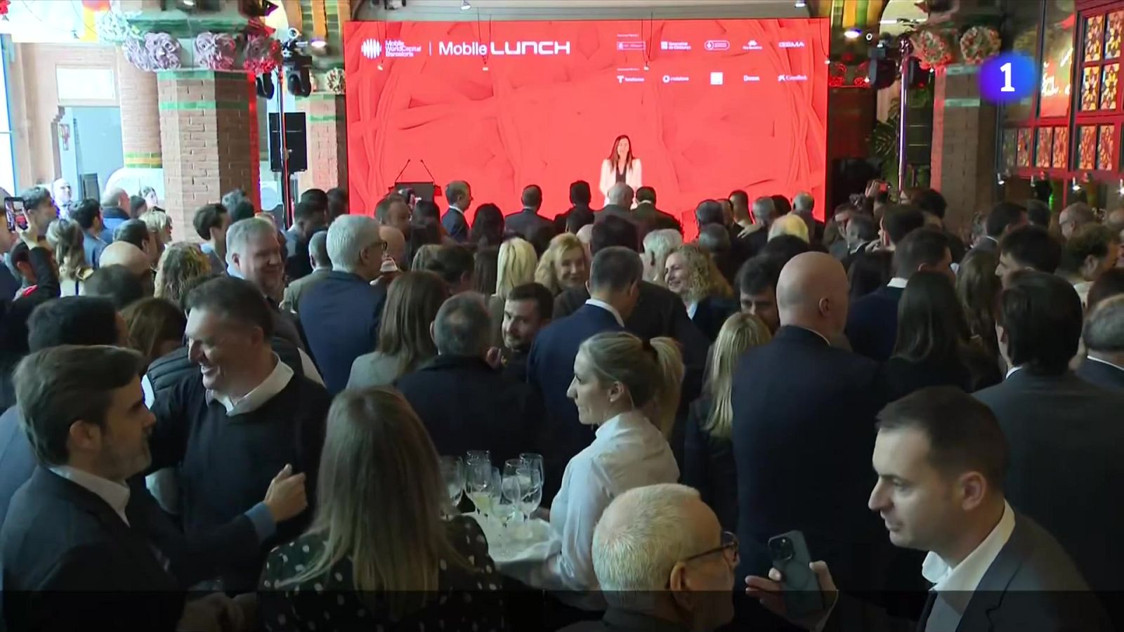 Comencen a arribar a Barcelona els més de 100.000 assistents del MWC25 - L'Informatiu | Ver