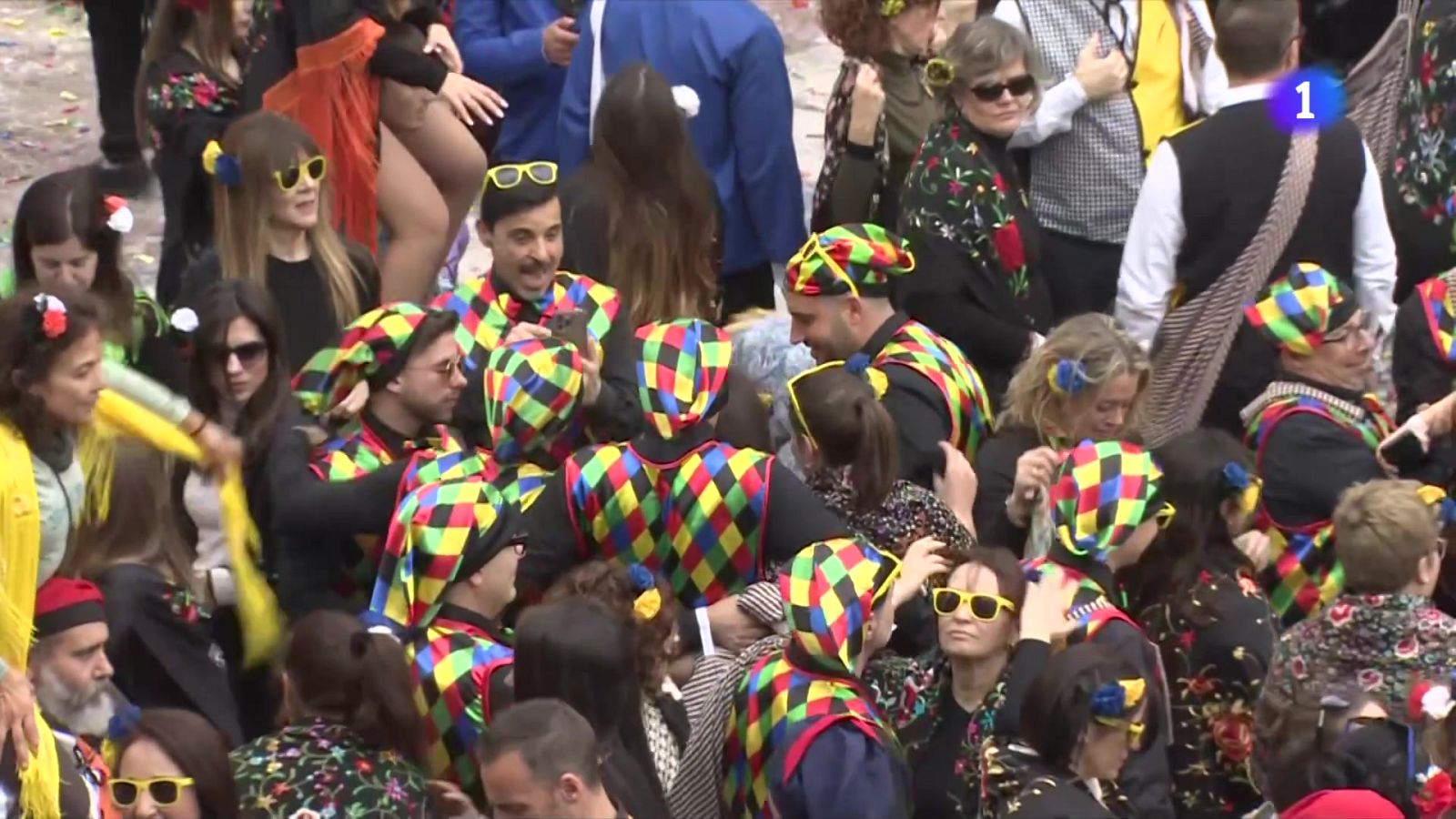 Vilanova i la Geltrú celebra el tradicional diumenge de comparses - L'Informatiu | Veure