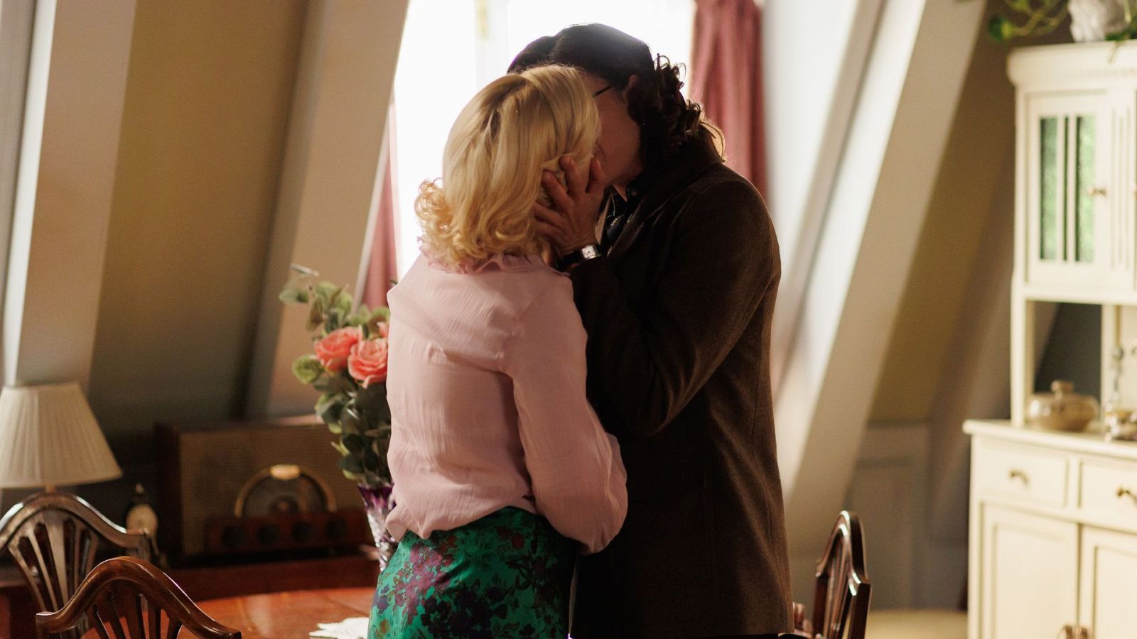 Celia y Laurita se dan un apasionado beso - Salón de té La Moderna | Ver