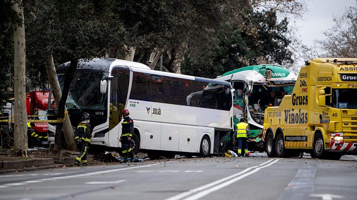 Telediario 1 - Las autoridades investigan las causas del accidente entre dos autobuses en Barcelona que dejó más de 50 heridos