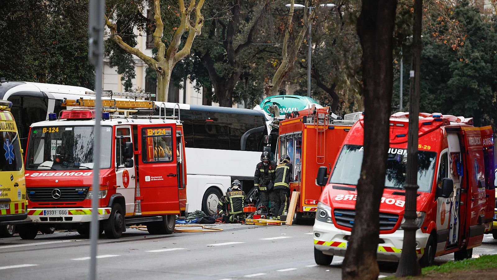 Accidente Barcelona: varios heridos tras un choque entre buses - Telediario 2 | Ver