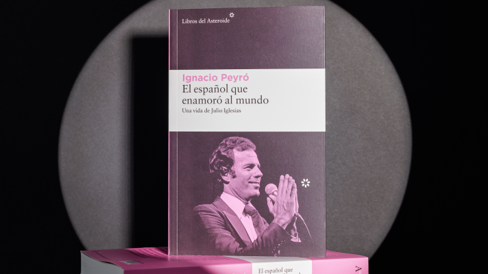Telediario 1 - De portero del Real Madrid a cantante internacional: la vida de Julio Iglesias, plasmada en un libro