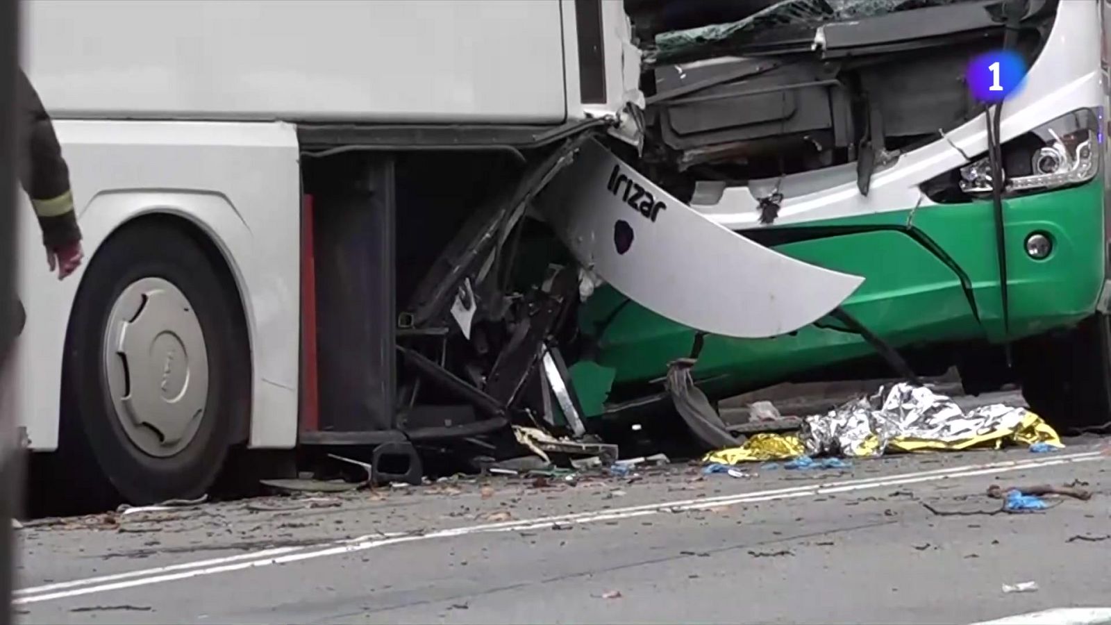 4 persones continuen en estat crític per l'accident d'autocars de la Diagonal - L'Informatiu | Veure