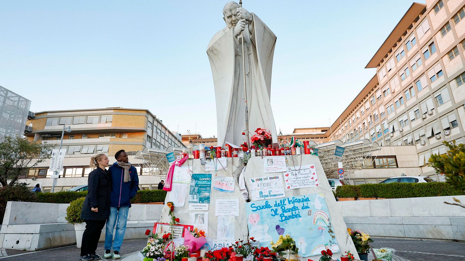 El papa Francisco permanece "estable", sin fiebre y orientado - La tarde en 24h | Ver