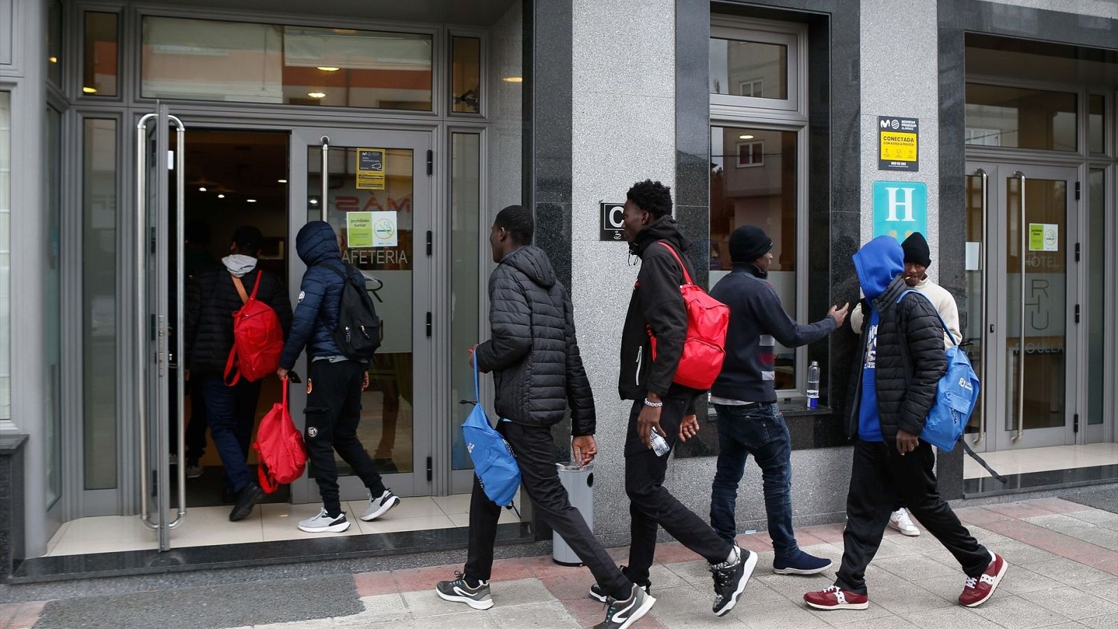 Acuerdo entre PSOE y Junts sobre inmigración: ¿qué opinan las ONG? - Telediario 2 | Ver