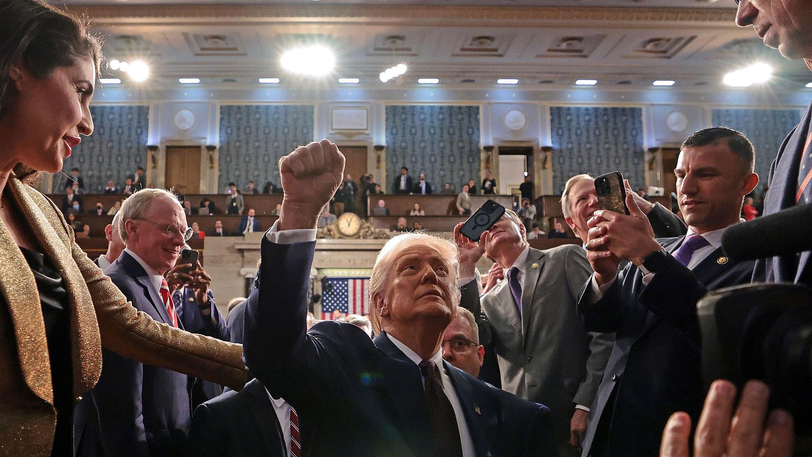 Trump presume de sus controvertidas medidas ante el Congreso