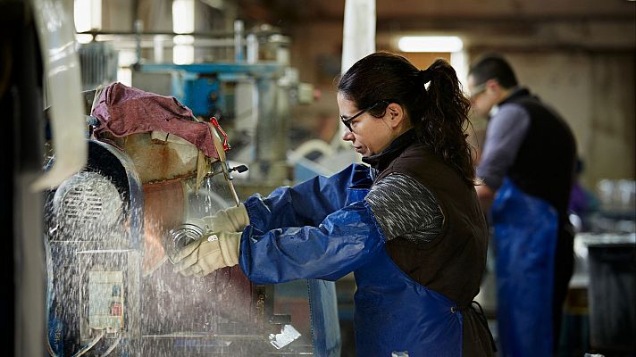 Telediario 2 - La brecha salarial en jóvenes, entre el 10 y el 16%: ellas cobran 3.000 euros menos al año que ellos