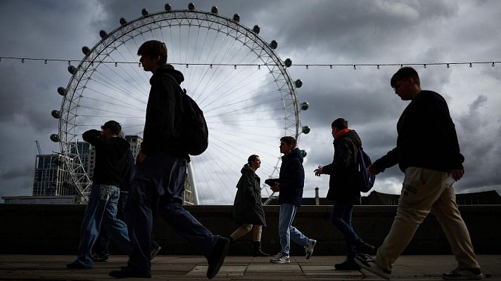 Telediario 2 - Reino Unido obliga a registrarse online para viajar al país a partir de abril