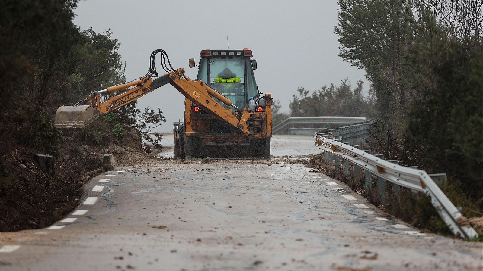 El temporal de lluvia obliga a cortar carreteras en el Mediterráneo