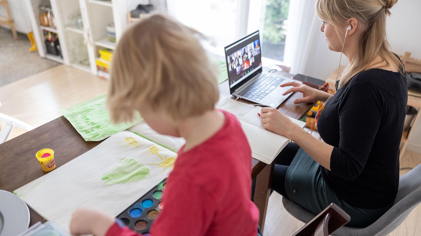 Las mujeres acceden más tarde al mercado laboral, pese a tener más formación | Ver