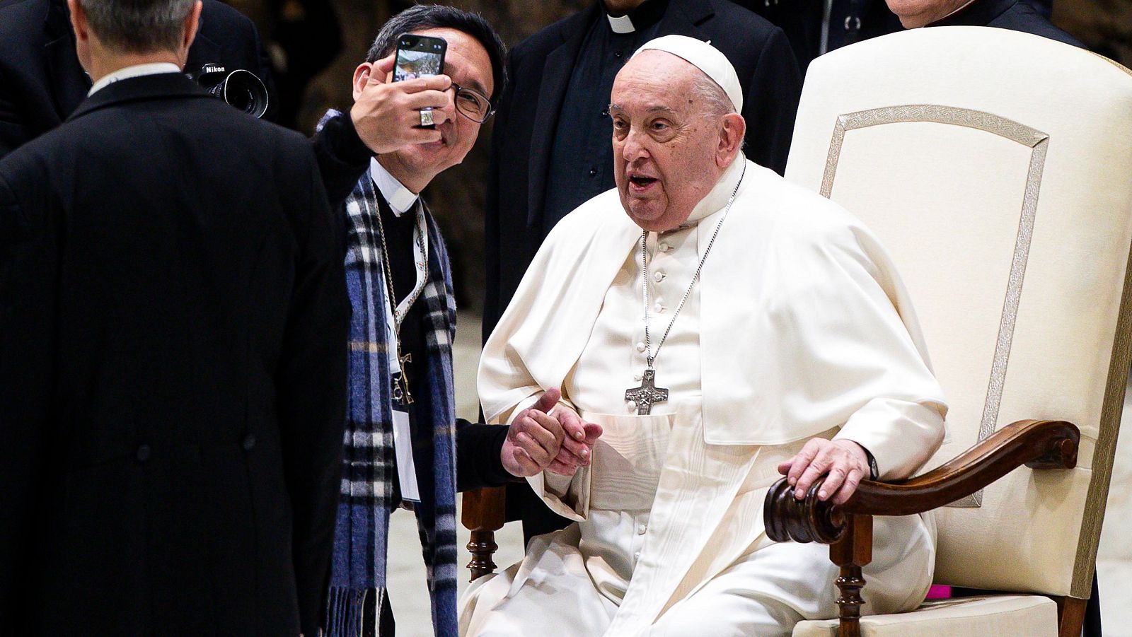 El papa envía su primer mensaje de audio tras 21 días hospitalizado - Telediario 2 | Ver