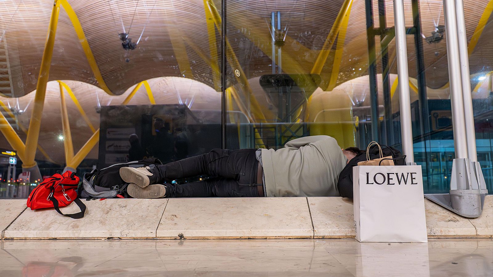 Choque entre Aena y el Ayuntamiento de Madrid ante los sintecho - La tarde en 24h | Ver