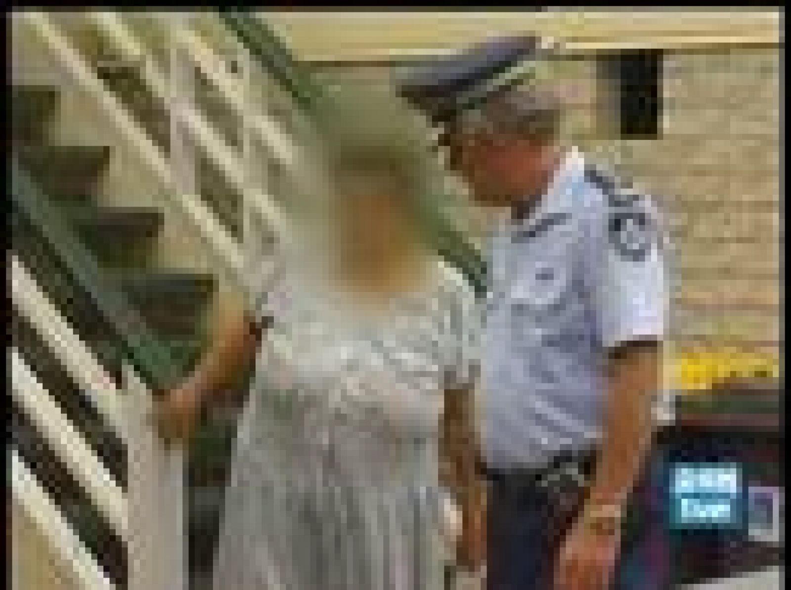 Una niña encuentra muertos por inanición a sus dos hermanos mellizos, dos bebés de siete meses.