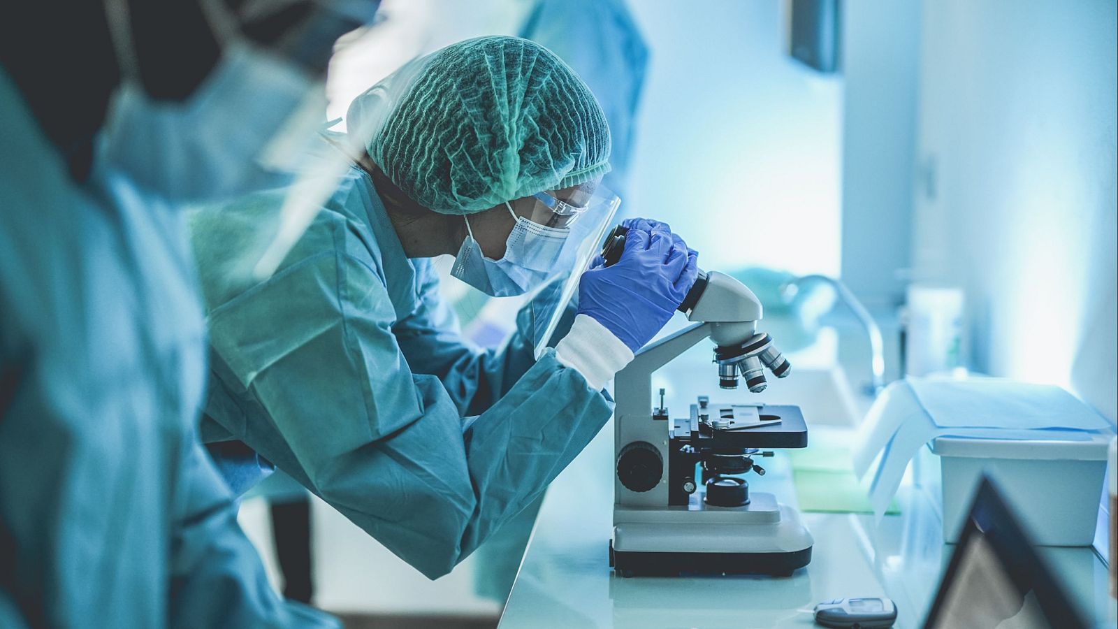 Las mujeres científicas tienen menor presencia en los medios | Ver