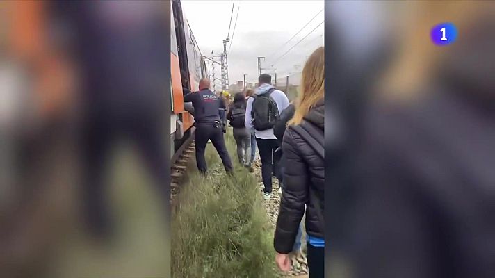 L'Informatiu - Matí caòtic a l'R2 Sud de Rodalies per una incidència en el subministrament elèctric
