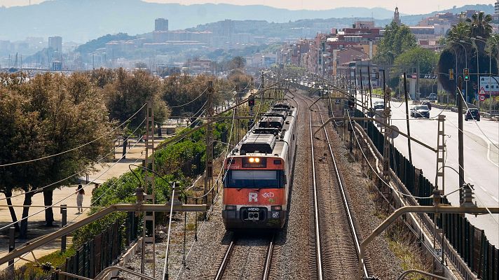 Telediario 2 - Una avería en los trenes de Rodalies obliga a evacuar a 900 pasajeros cerca de Barcelona
