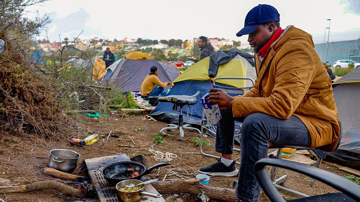 Telediario 2 - Un cambio burocrático mantiene a 14 solicitantes de asilo acampados a la puerta del CETI de Melilla