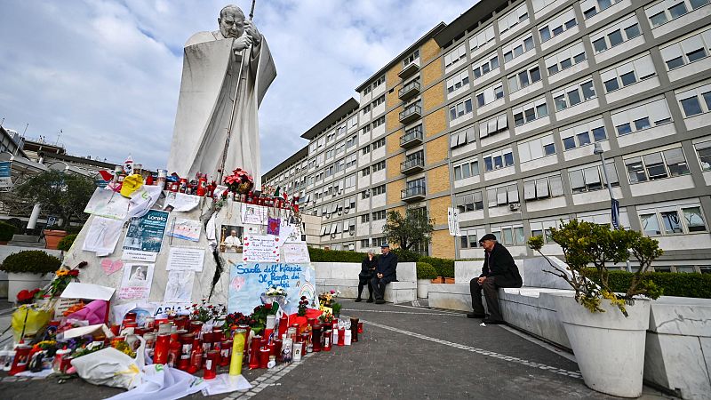 El papa pasa una noche tranquila y experimente una ligera mejoría