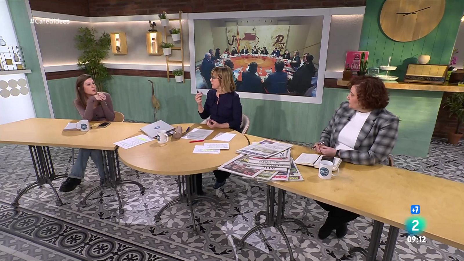 Gemma Nierga entrevista la presidenta dels Comuns al Parlament. Parlem amb l'arquebisbe d'Homs, Hama i Yabroud. I veiem les novetats del festival