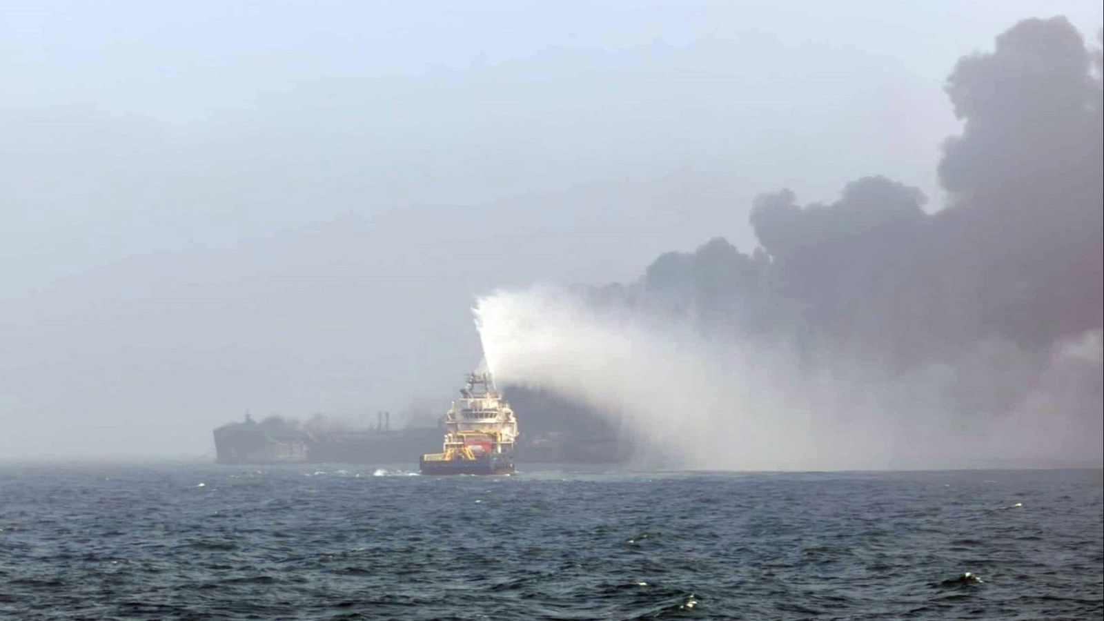 Alarma medioambiental por el choque de un petroleo y un carguero | Ver