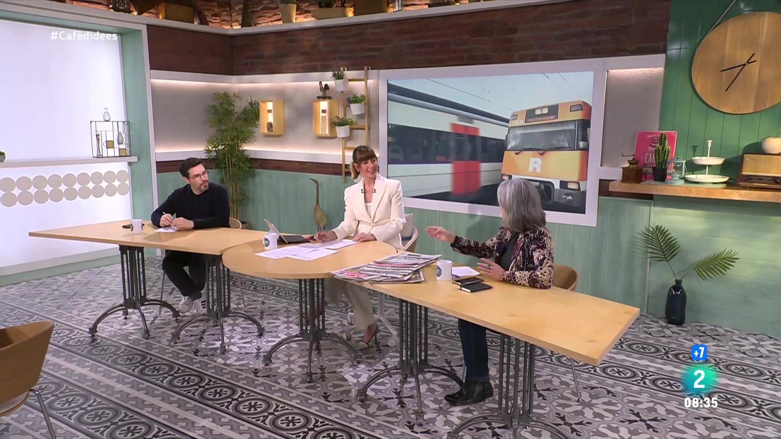 Lorena Amo entrevista el representant de Vox. Amb Víctor Amela parlem amb el cuiner. I Gemma Nierga entrevista al cantant, que presenta 'Reset'