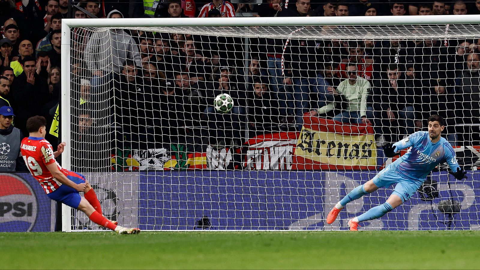 El polémico penalti anulado a Julián Álvarez visto por Atlético y Madrid