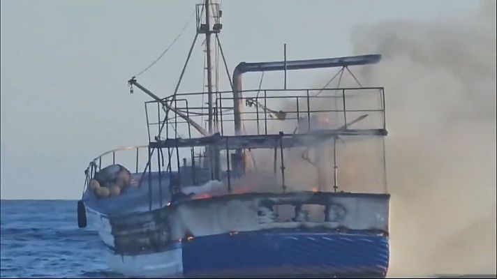 Informativo 24h - Alerta por riesgo de contaminación tras el hundimiento de un buque pesquero en Canarias