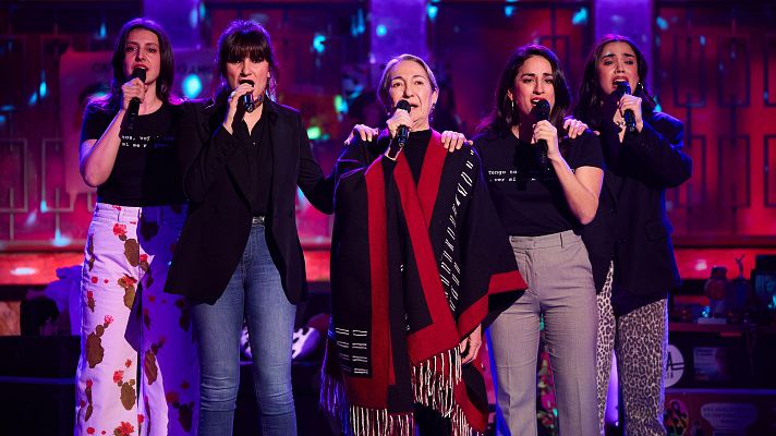 La Revuelta - El elenco de la obra 'Chavela' canta "La llorona"