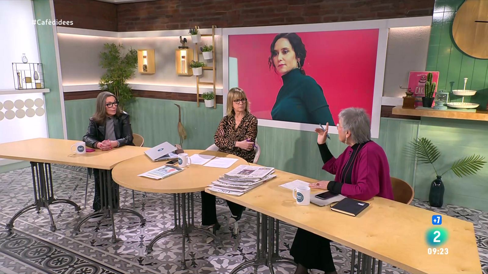 Gemma Nierga entrevista l'exconsellera de Salut. L'actriu presenta el llibre 'Seguint les ones'. I parlem d'immicració i racisme