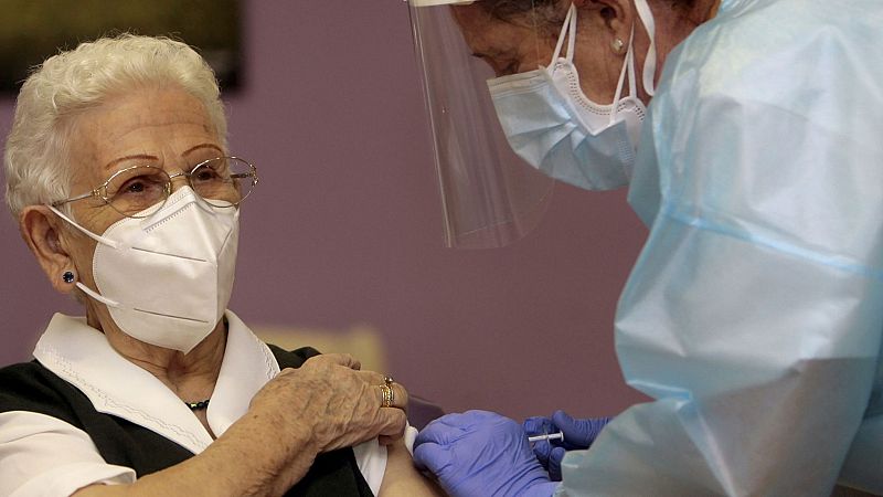 Carmen Carboné, primera enfermera que vacunó contra el covid - La hora de La 1 | Ver