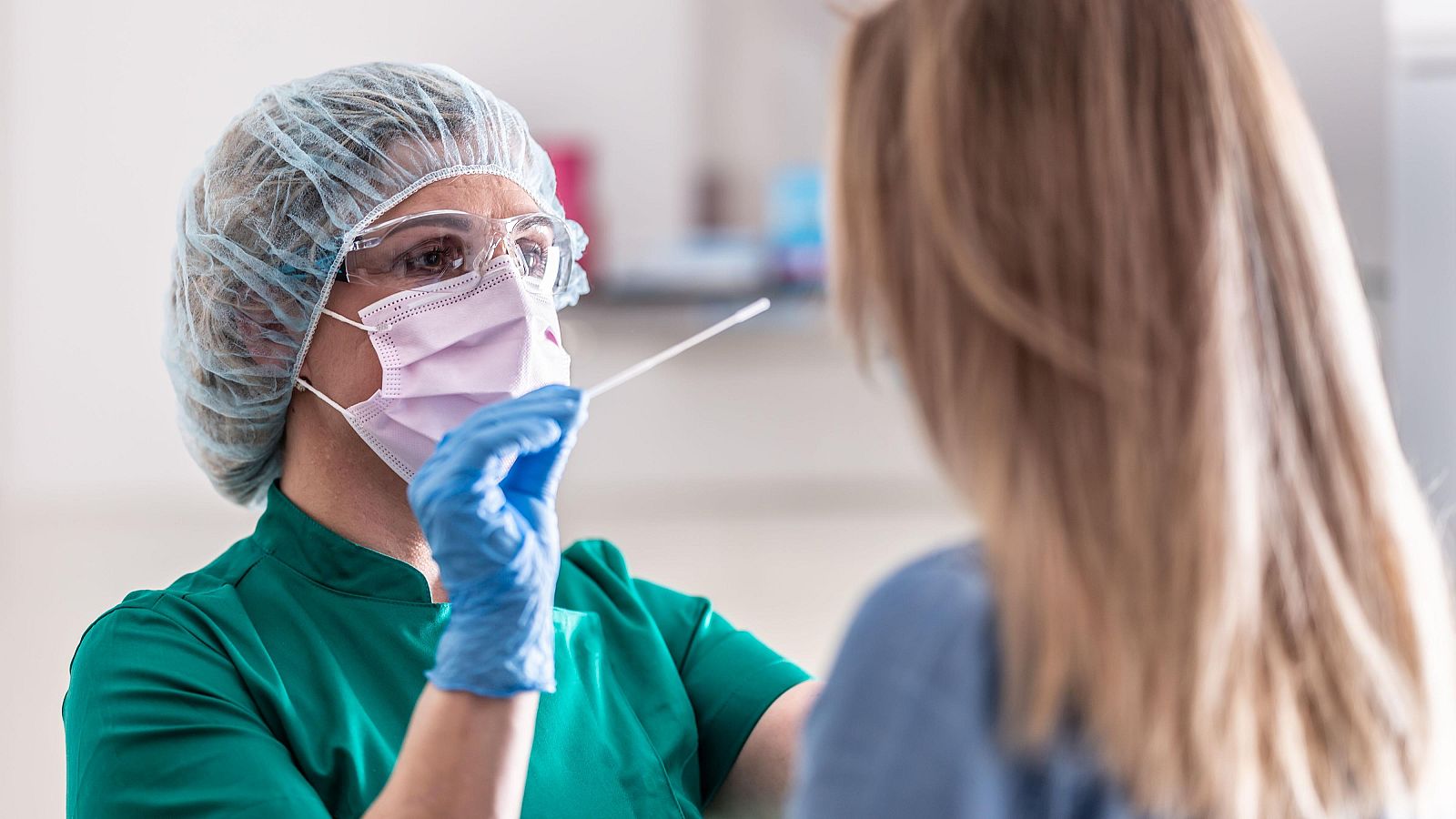 Los sanitarios se sintieron "desvalidos" por la "falta de medios" en pandemia - Informativo 24h | Ver