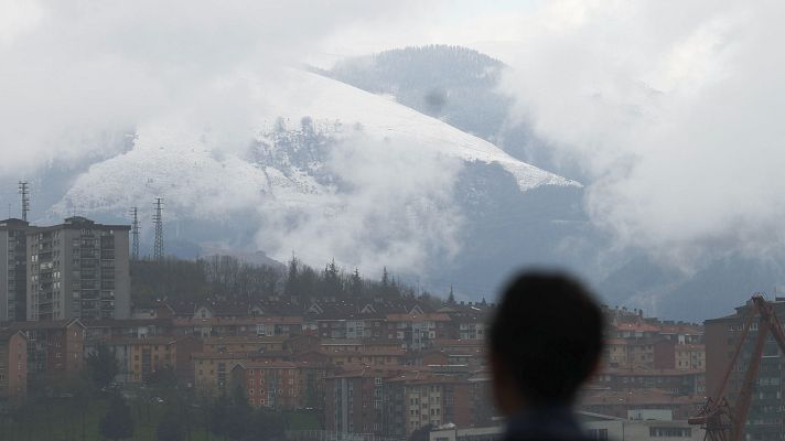 El tiempo - Cielos nubosos, chubascos en amplias zonas y nevadas en montañas