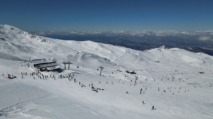 La nieve ofrece un sábado de esquí en las estaciones españolas