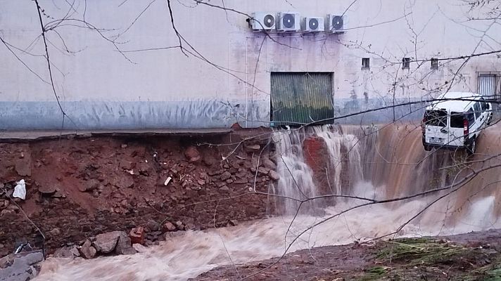Informativo 24h - La rotura de una balsa de agua en Cáceres arrastra vehículos y obliga a cortar una carretera