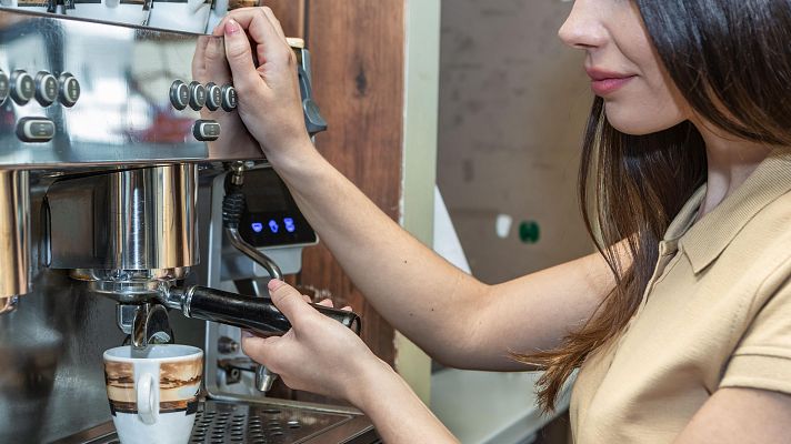 Telediario 1 - Los trabajadores a jornada parcial superan por primera vez los 3 millones