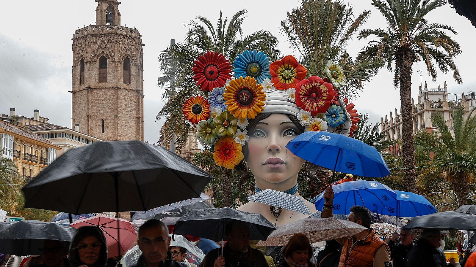 Valencia celebra unas Fallas pasadas por agua