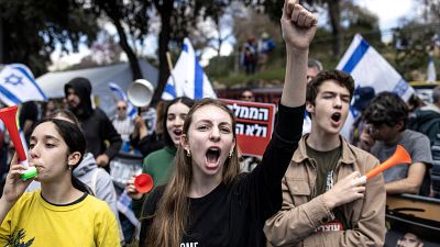 Miles de israelíes protestan contra Netanyahu en Jerusalén