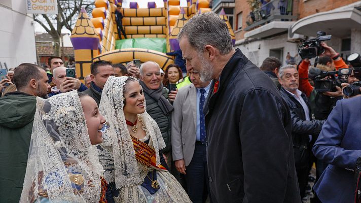 El rey Felipe VI visita Valencia y acude a una corrida de toros - Telediario 2 | Ver