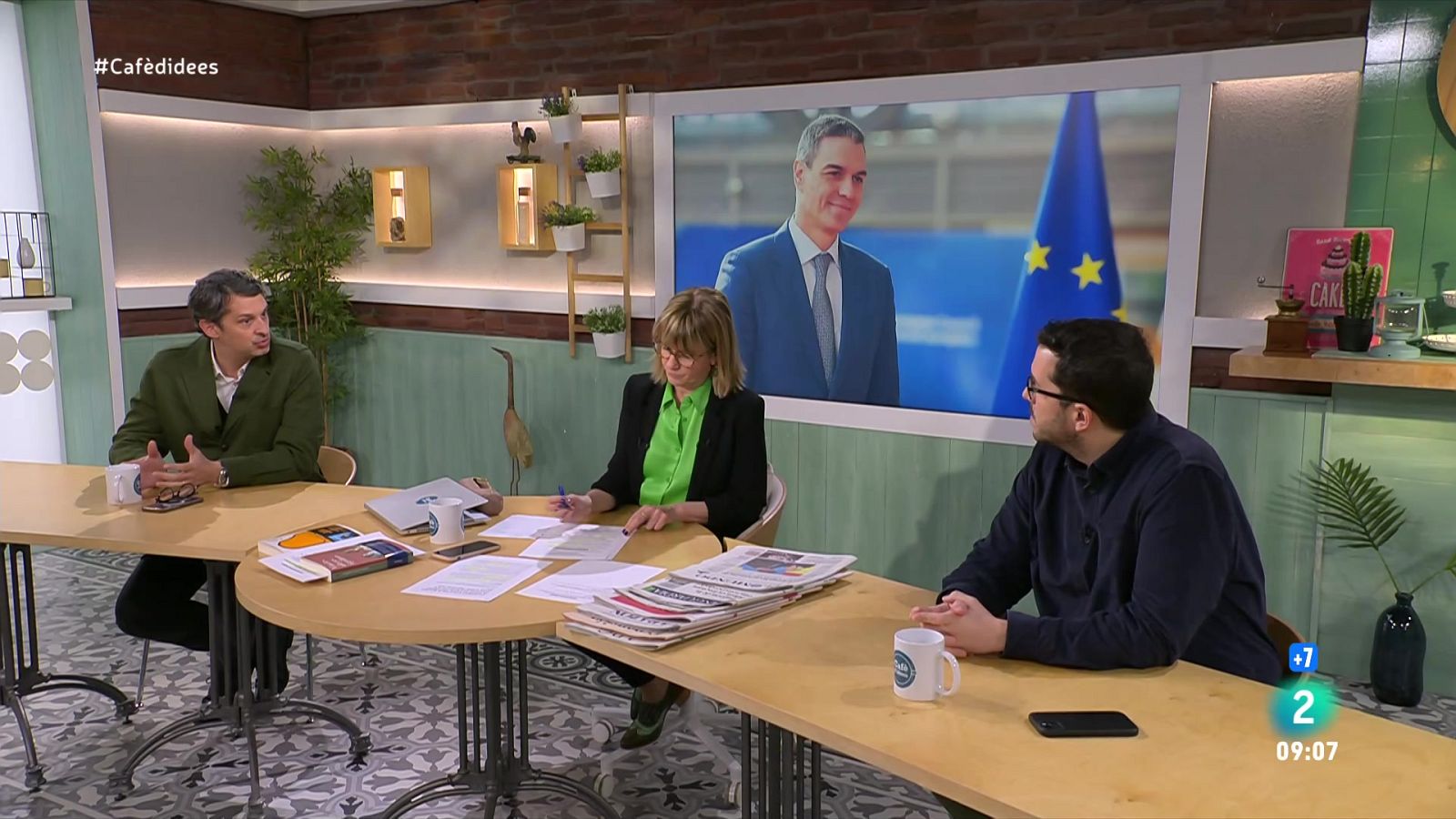 Gemma Nierga entrevista el diputat del PSC al Congrés. La periodista presenta 'Vincles, afectes i grillons'. I coneixem la pel·lícula d'èxit