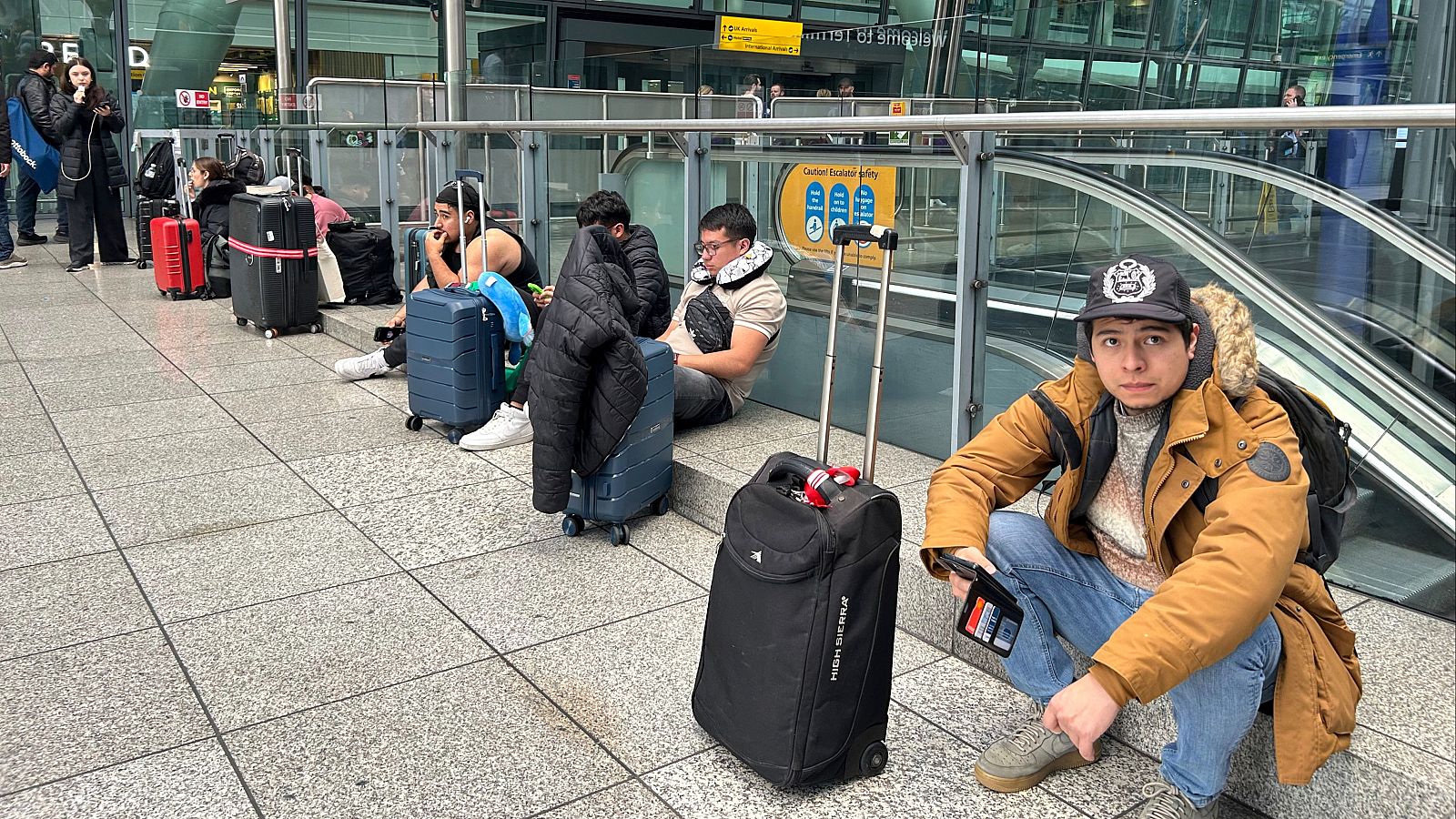 Un incendio en el aeropuerto de Heathrow causa un caos aéreo | Ver