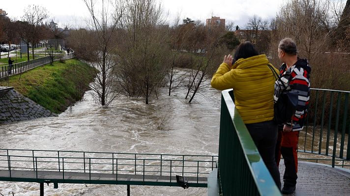 Telediario 1 - La borrasca Martinho sigue azotando a Madrid y preocupa el desbordamiento del Manzanares