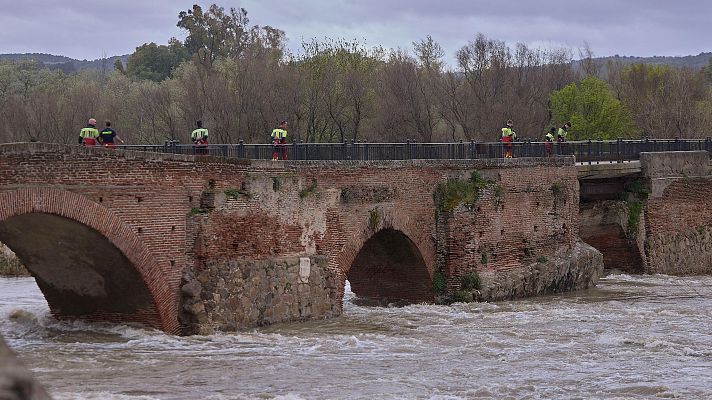 Telediario 1 - Martinho deja el cauce de los ríos al límite y provoca desalojos y cortes de carreteras