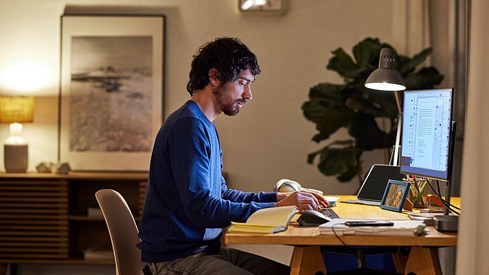 Telediario 1 - Las empresas aplican el derecho al teletrabajo ante las intensas lluvias, una medida instaurada tras la dana