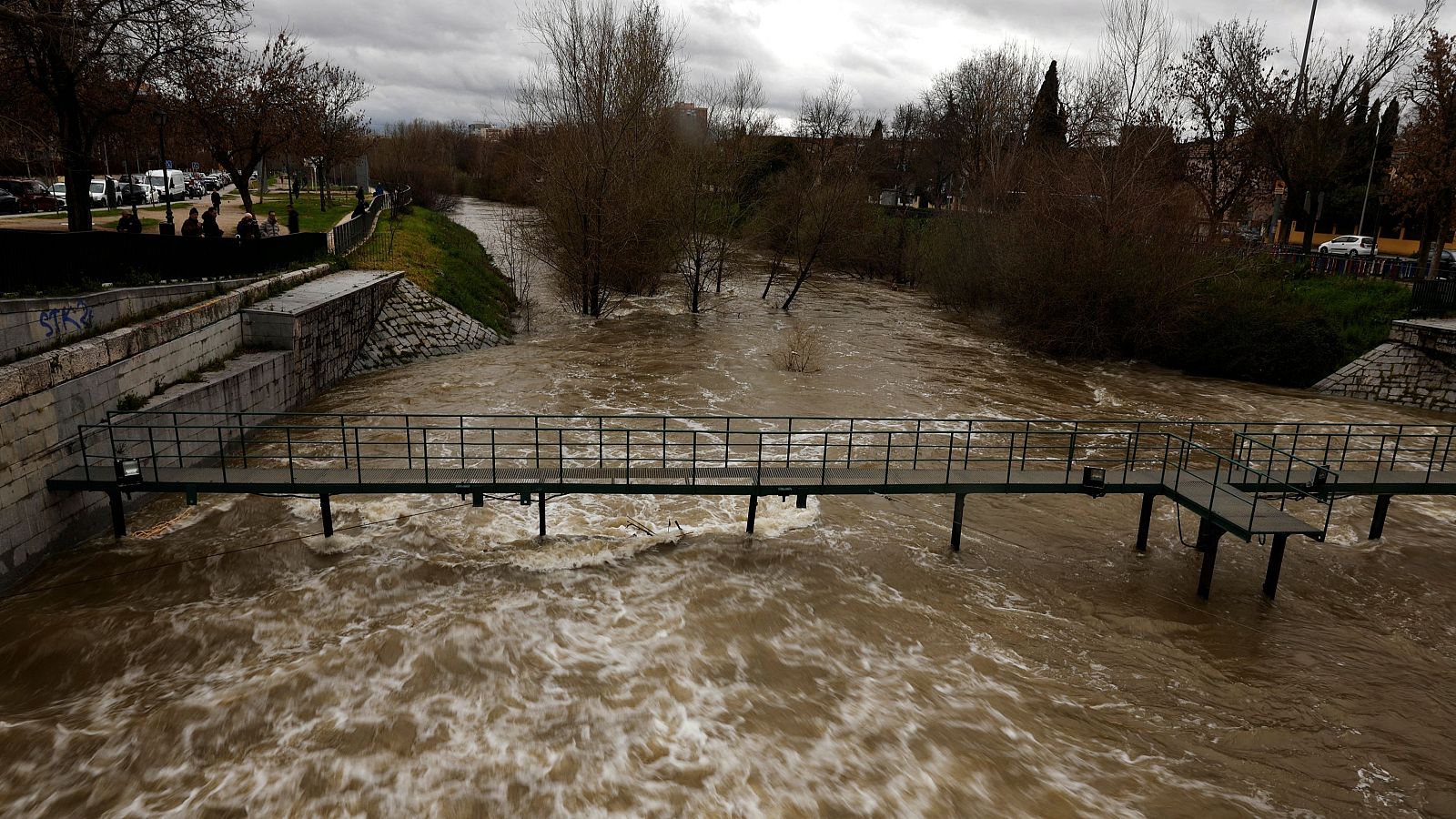 El río Manzanares aumenta su caudal por las lluvias en Madrid - Informativo 24h | Ver