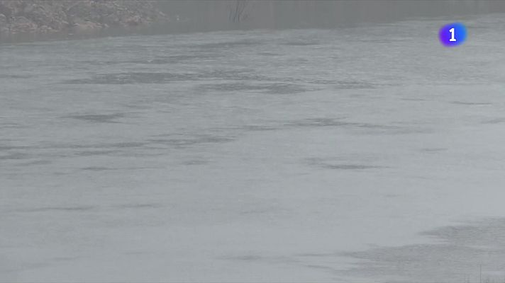 L'Informatiu - La pluja rega tot Catalunya i es nota als embassaments