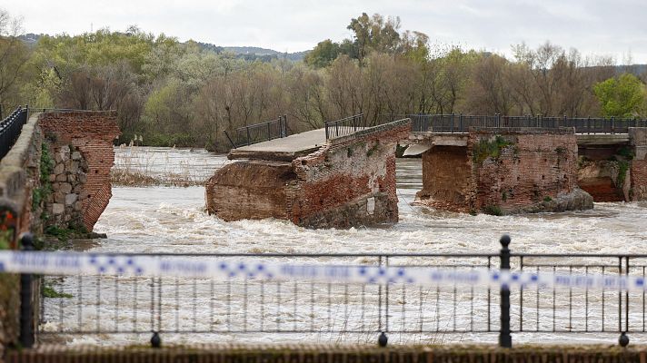 La crecida del río Tajo derrumba parte del puente viejo de Talavera de la Reina