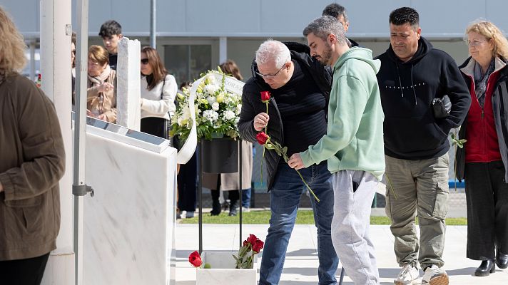 Los familiares de las víctimas de Germanwings recuerdan a sus seres queridos en el décimo aniversario del accidente