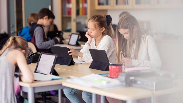 Telediario 1 - Opiniones divididas por la prohibición de las tablets en las aulas