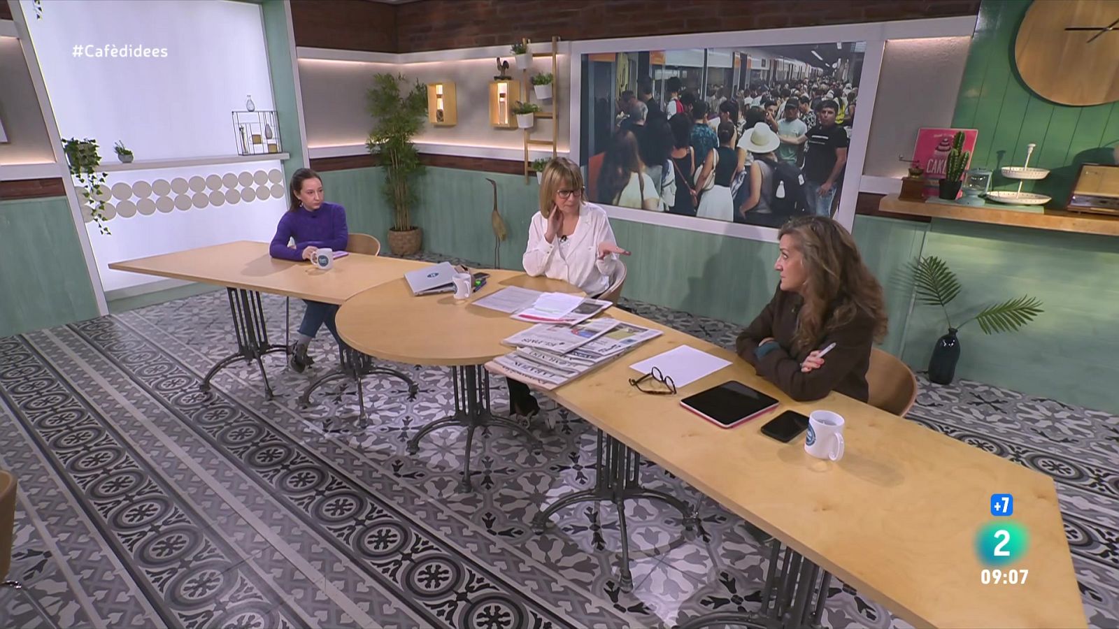 Gemma Nierga entrevista el cap de Govern d'Andorra. L'artista presenta el llibre 'Crónicas del gran tirano'. I coneixem el cas de David Repullés